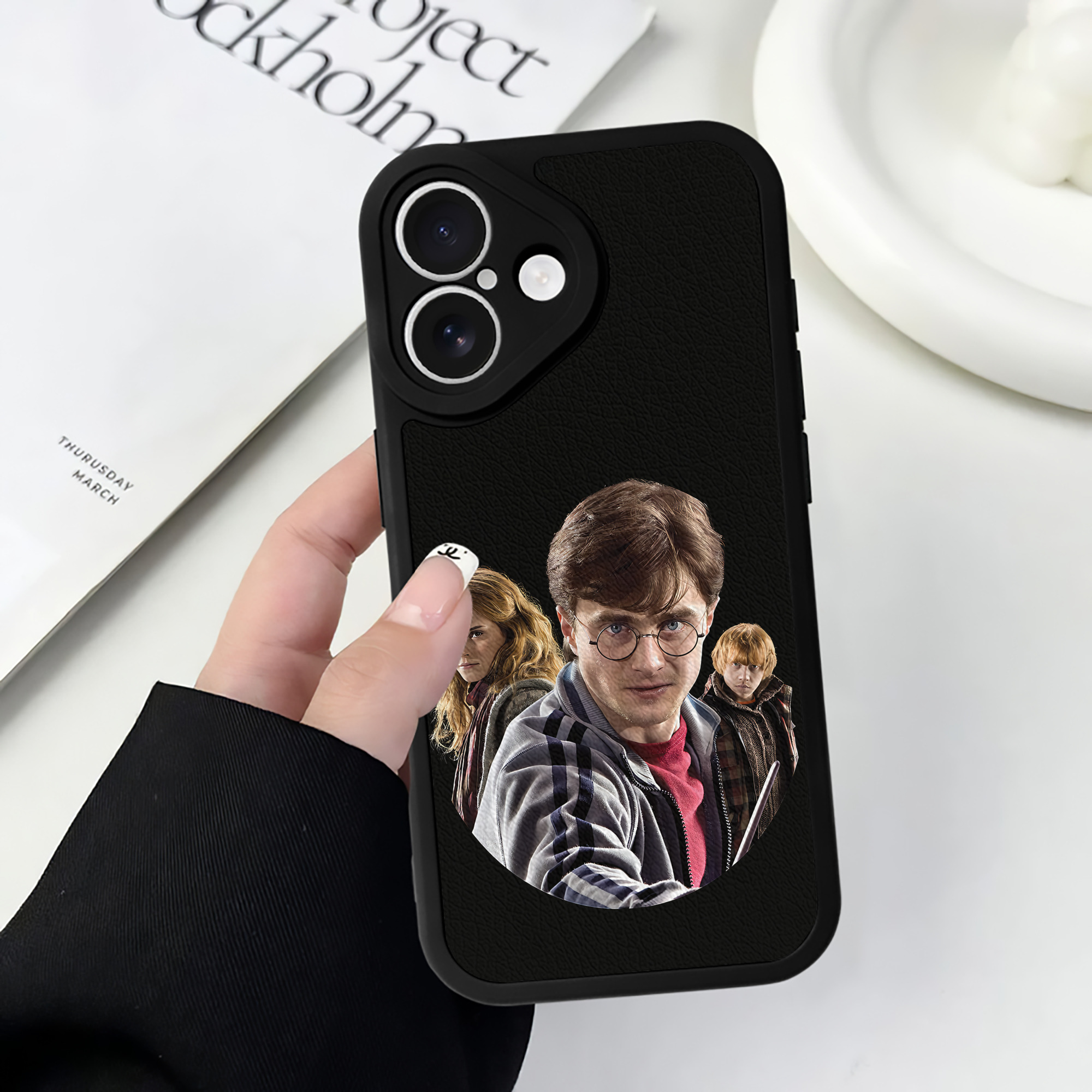 （画像用） Harry Potter ハリー・ポッターシリーズ 【iPhone 16シリーズ対応】シリコンスマホケース（レザー調） 材質：シリコン